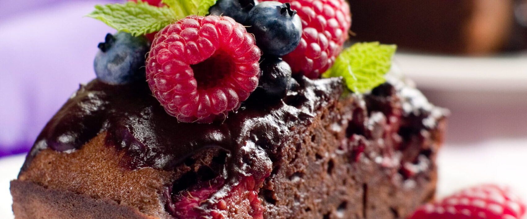 Cake au chocolat, petits fruits et framboises