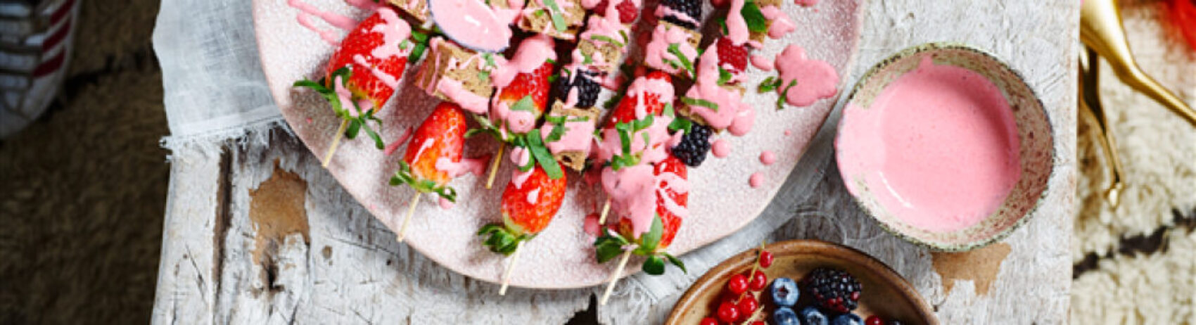 Brochettes de gâteau d’épeautre aux fruits et coulis de fraises