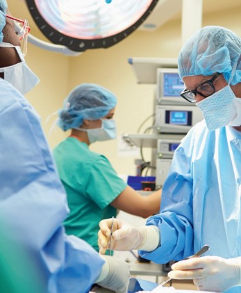 Chirurgien en action. 